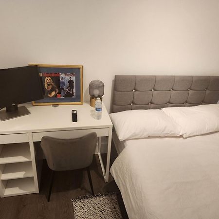 Flat With Work Station, Monitor, Smart Tv & Netflix Apartment London Ngoại thất bức ảnh