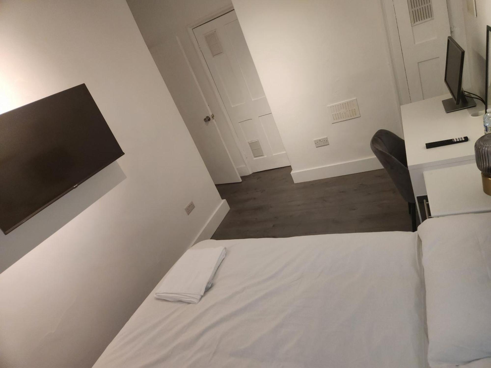 Flat With Work Station, Monitor, Smart Tv & Netflix Apartment London Ngoại thất bức ảnh