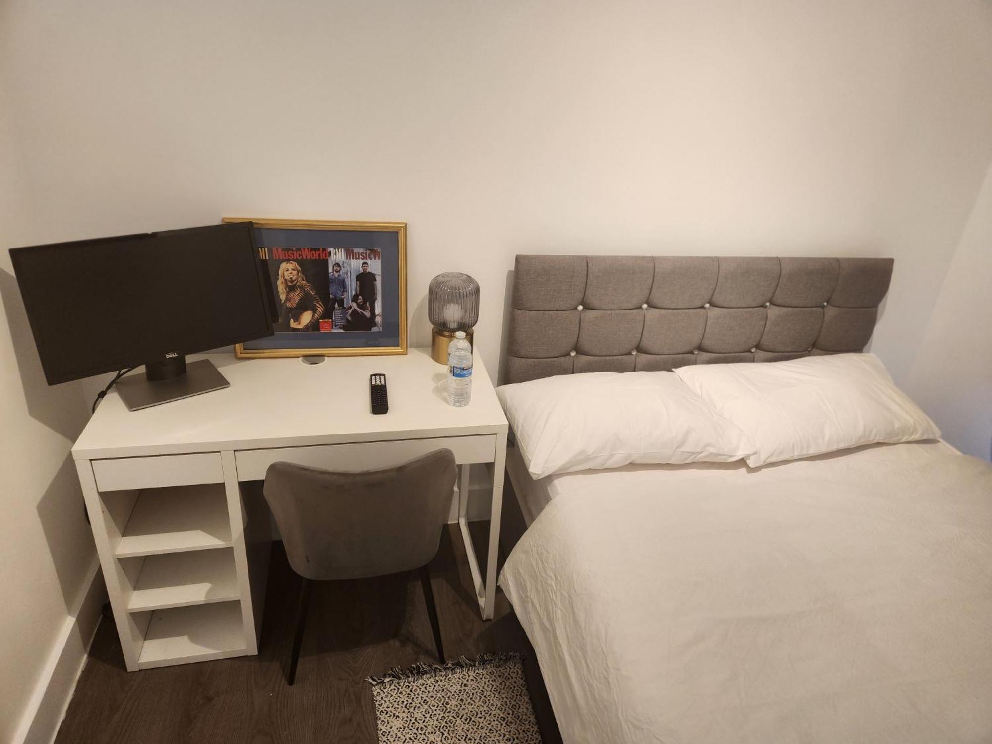 Flat With Work Station, Monitor, Smart Tv & Netflix Apartment London Ngoại thất bức ảnh
