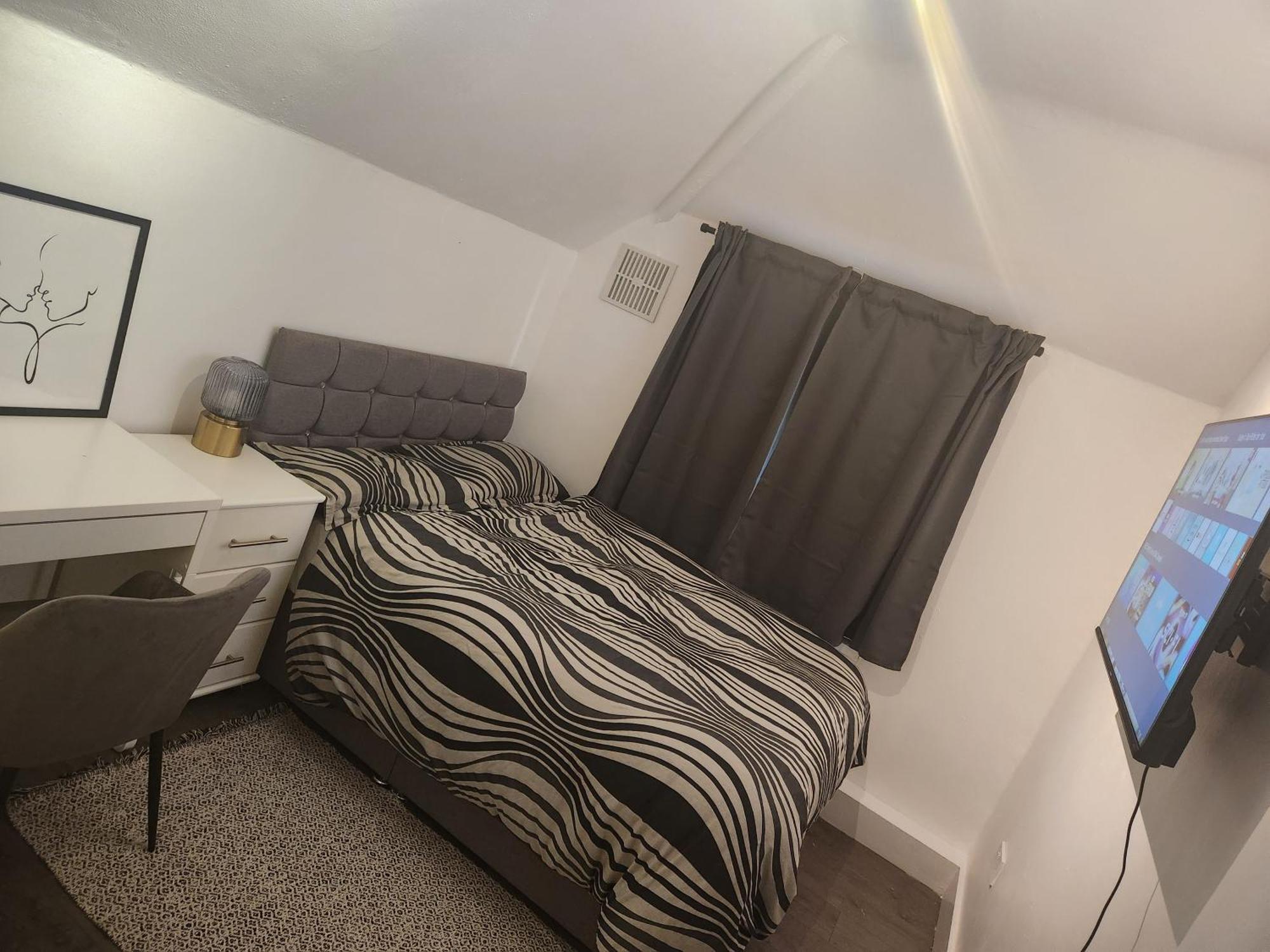 Flat With Work Station, Monitor, Smart Tv & Netflix Apartment London Ngoại thất bức ảnh
