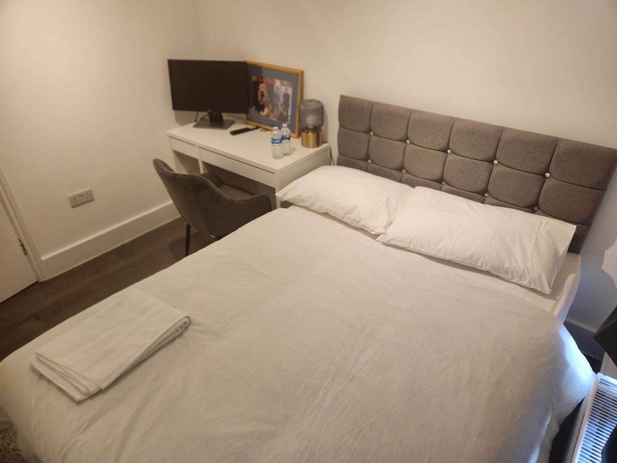Flat With Work Station, Monitor, Smart Tv & Netflix Apartment London Ngoại thất bức ảnh
