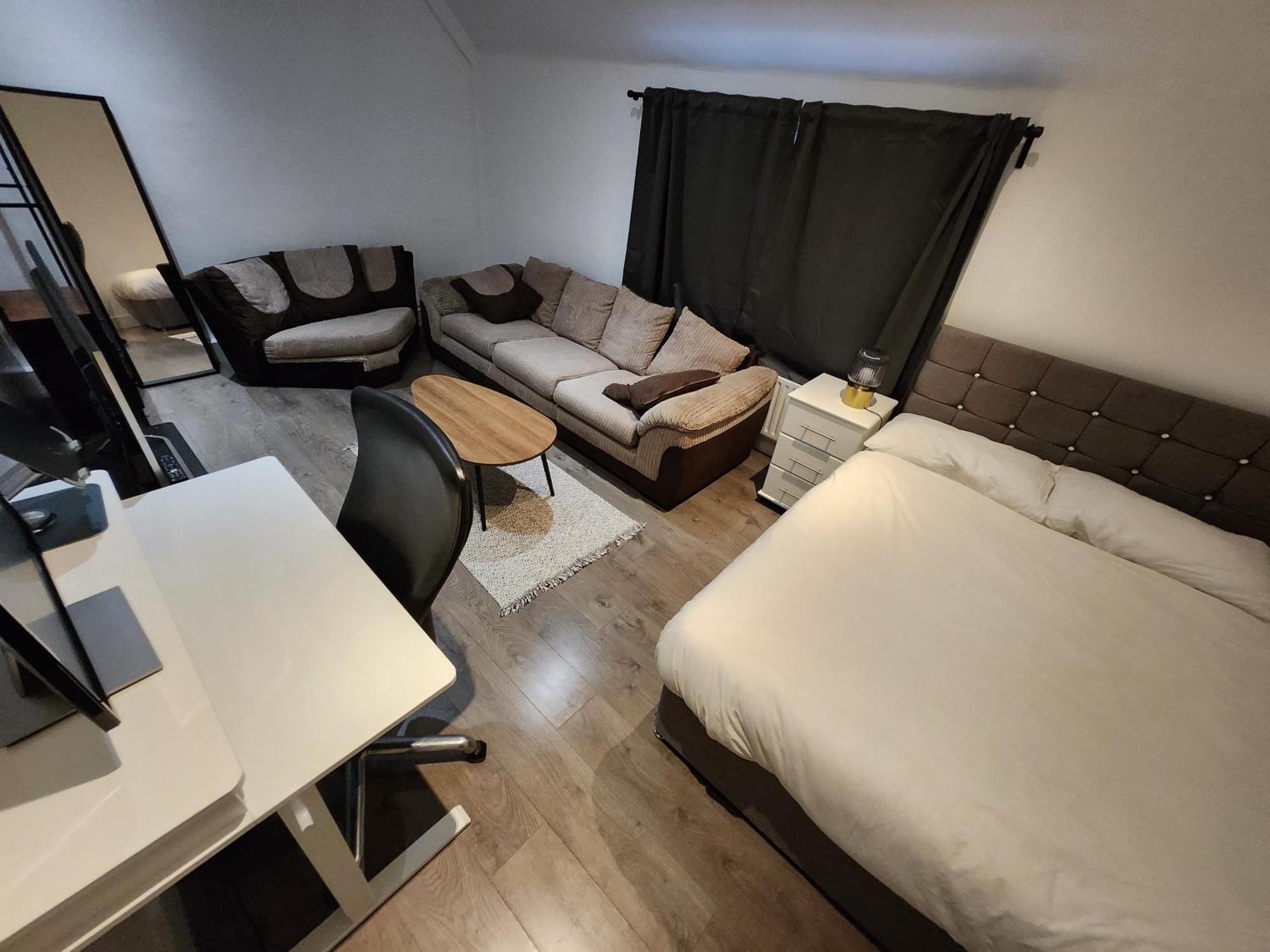 Flat With Work Station, Monitor, Smart Tv & Netflix Apartment London Ngoại thất bức ảnh