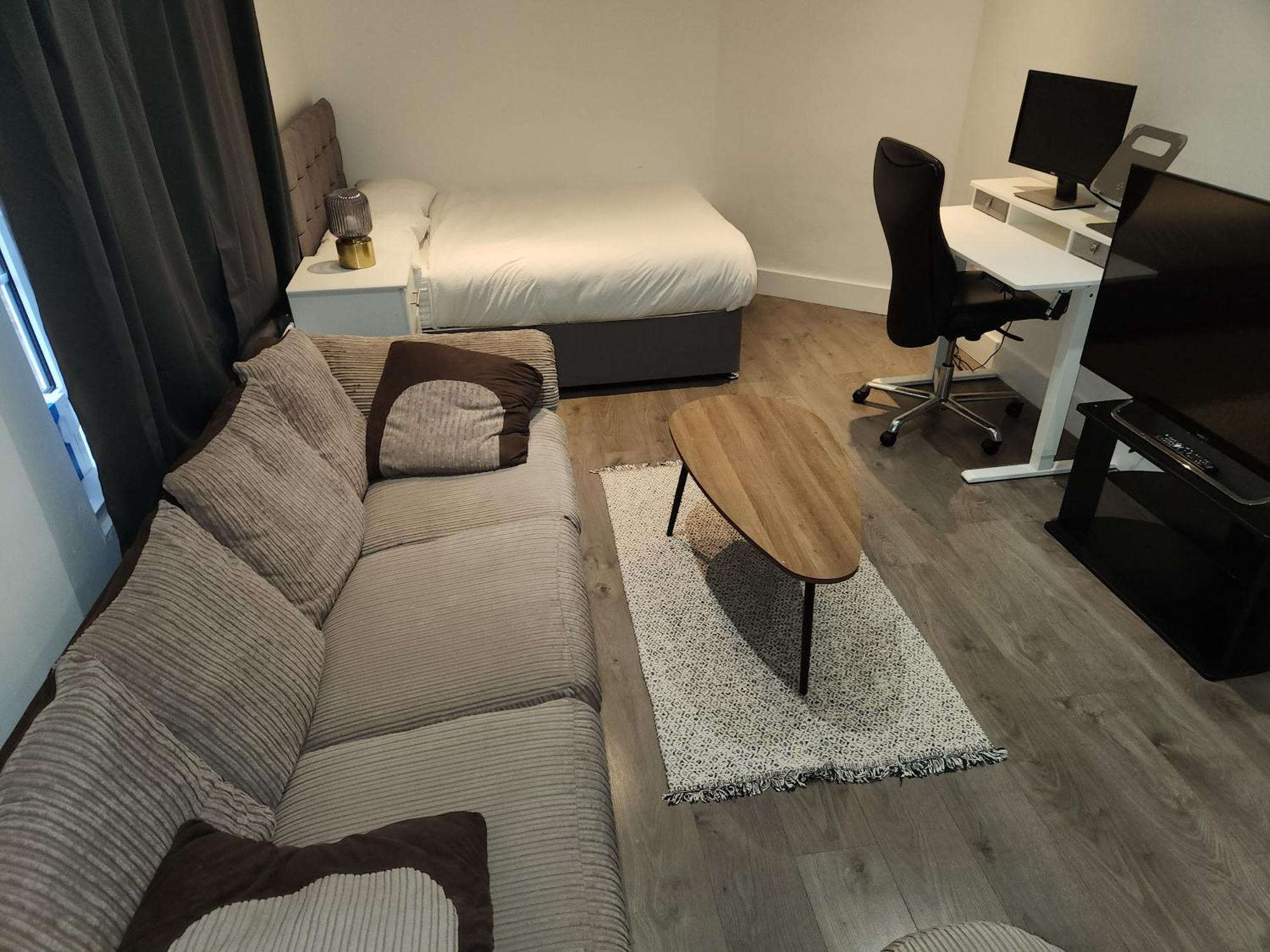 Flat With Work Station, Monitor, Smart Tv & Netflix Apartment London Ngoại thất bức ảnh